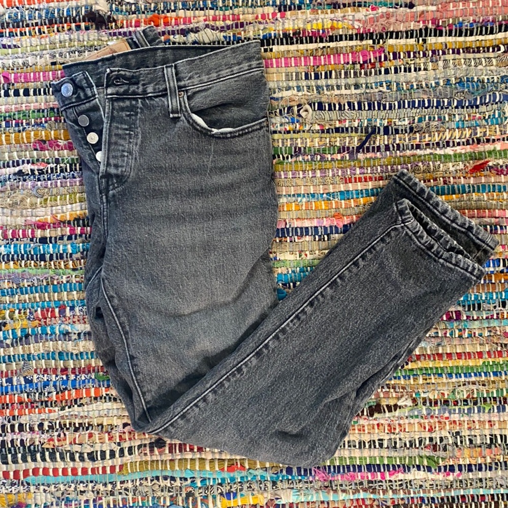Black Levi’s mid rise jean